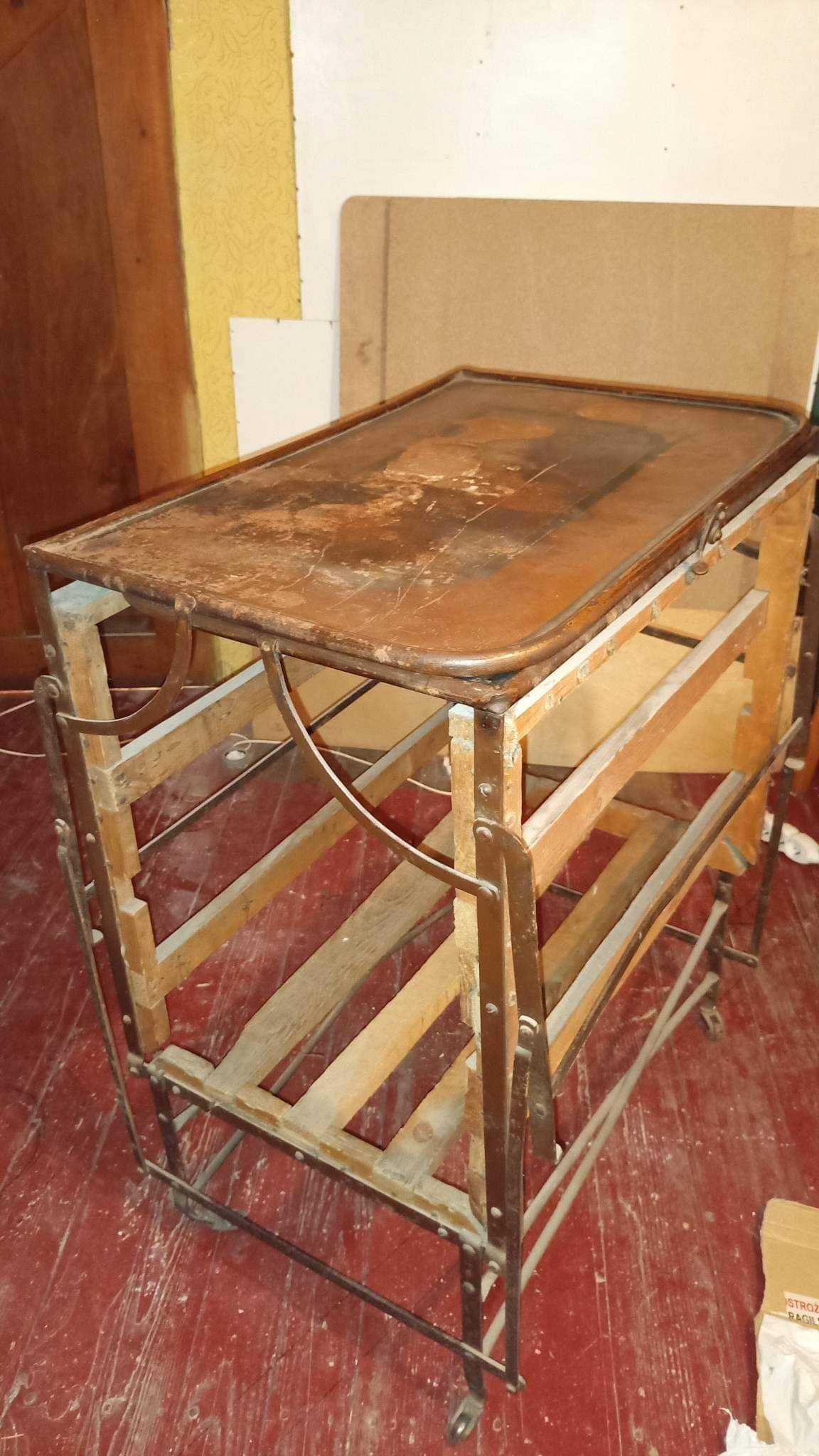 Stare przedwojenne łóżko metalowe