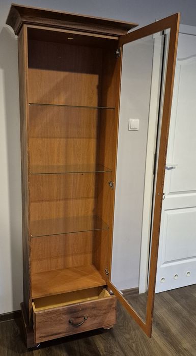 Witryna szklana z półkami