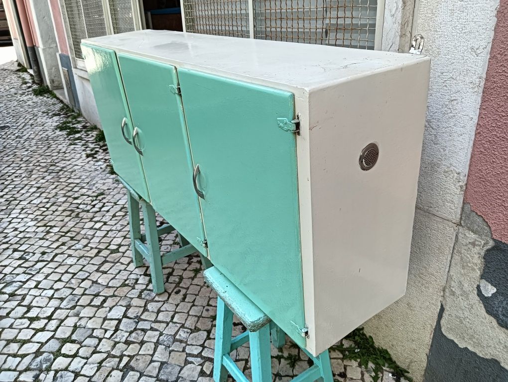 Armário de cozinha vintage em verde água