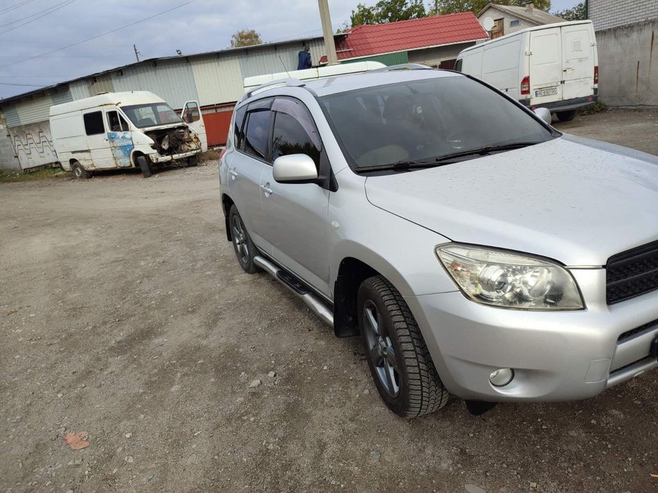 Toyota.    Rav 4