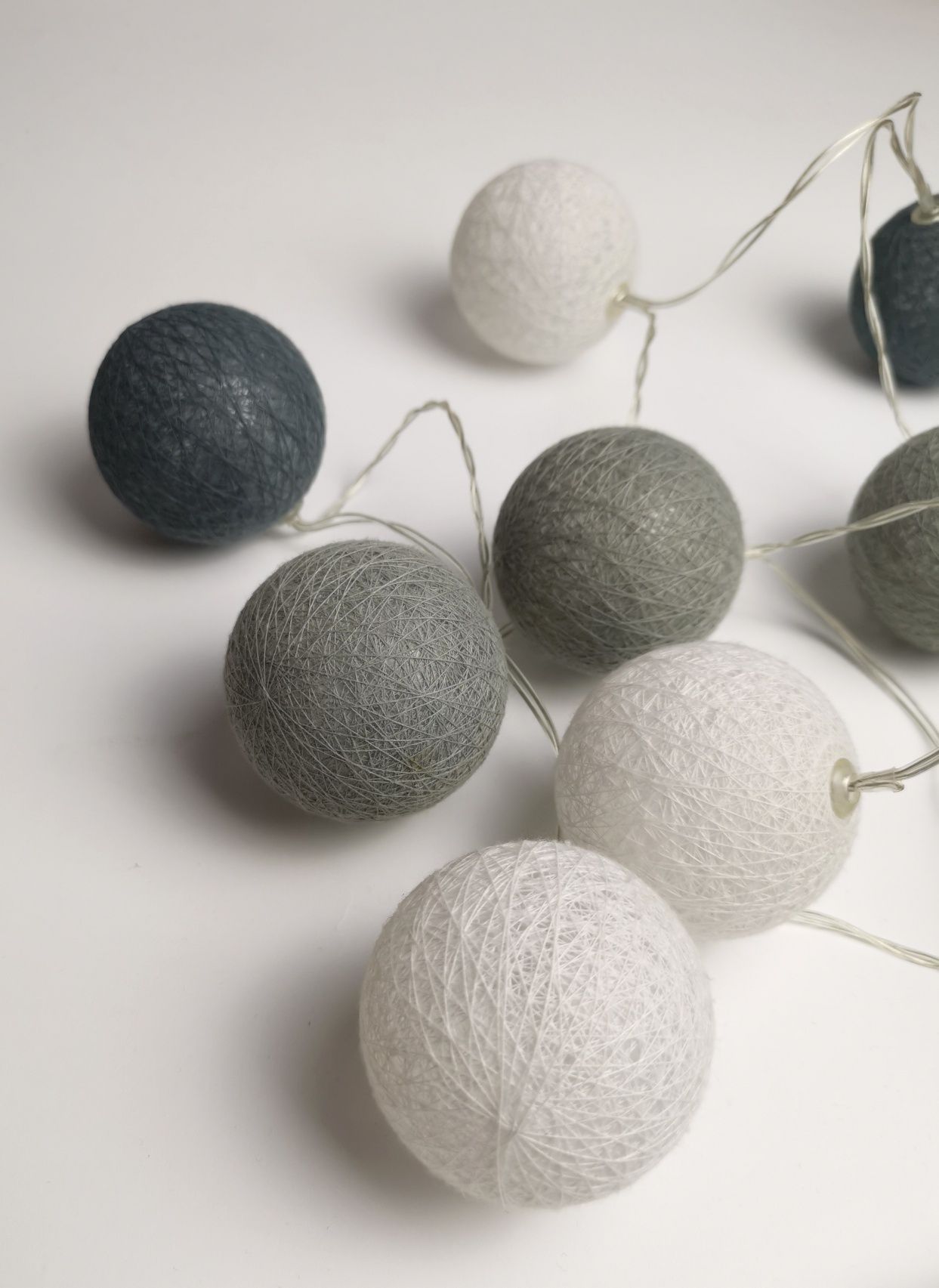 Cotton Balls w odcieniach szarości i bieli na baterie 10 kulek