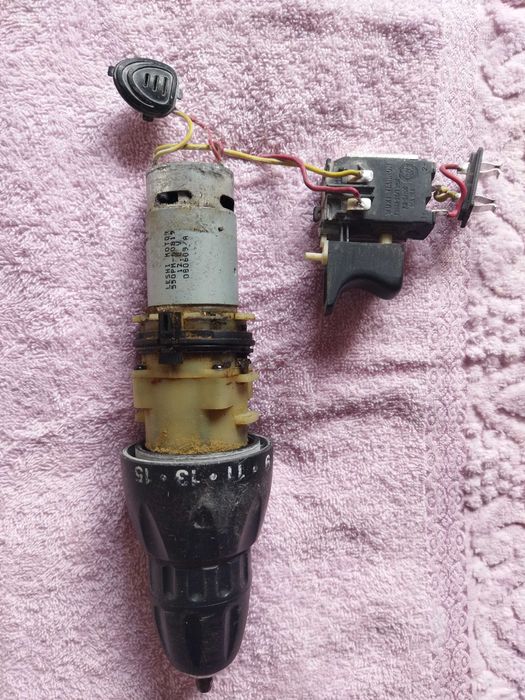 Шуруповёрт,мотор,редуктор,кнопка,патрон(запчасти).