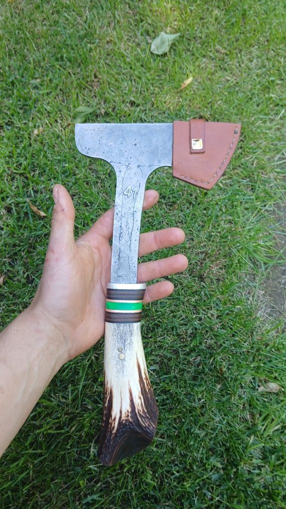 Ręcznie wykuty tomahawk Scagel. Toporek do lasu. Siekierka bushcraft