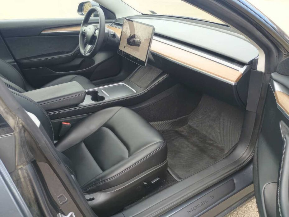 Tesla Model 3      2023