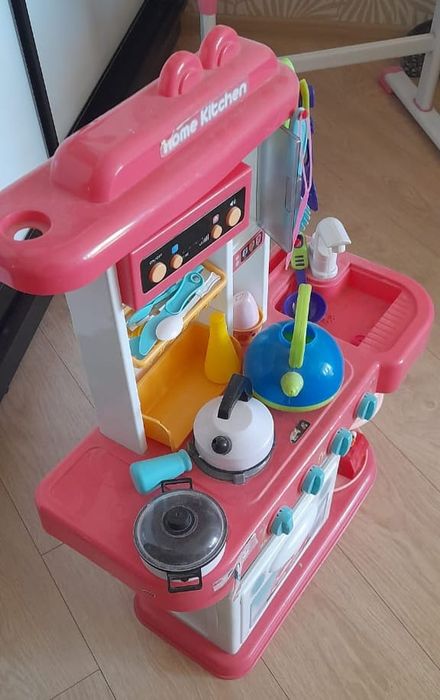 Детская кухня с посудой