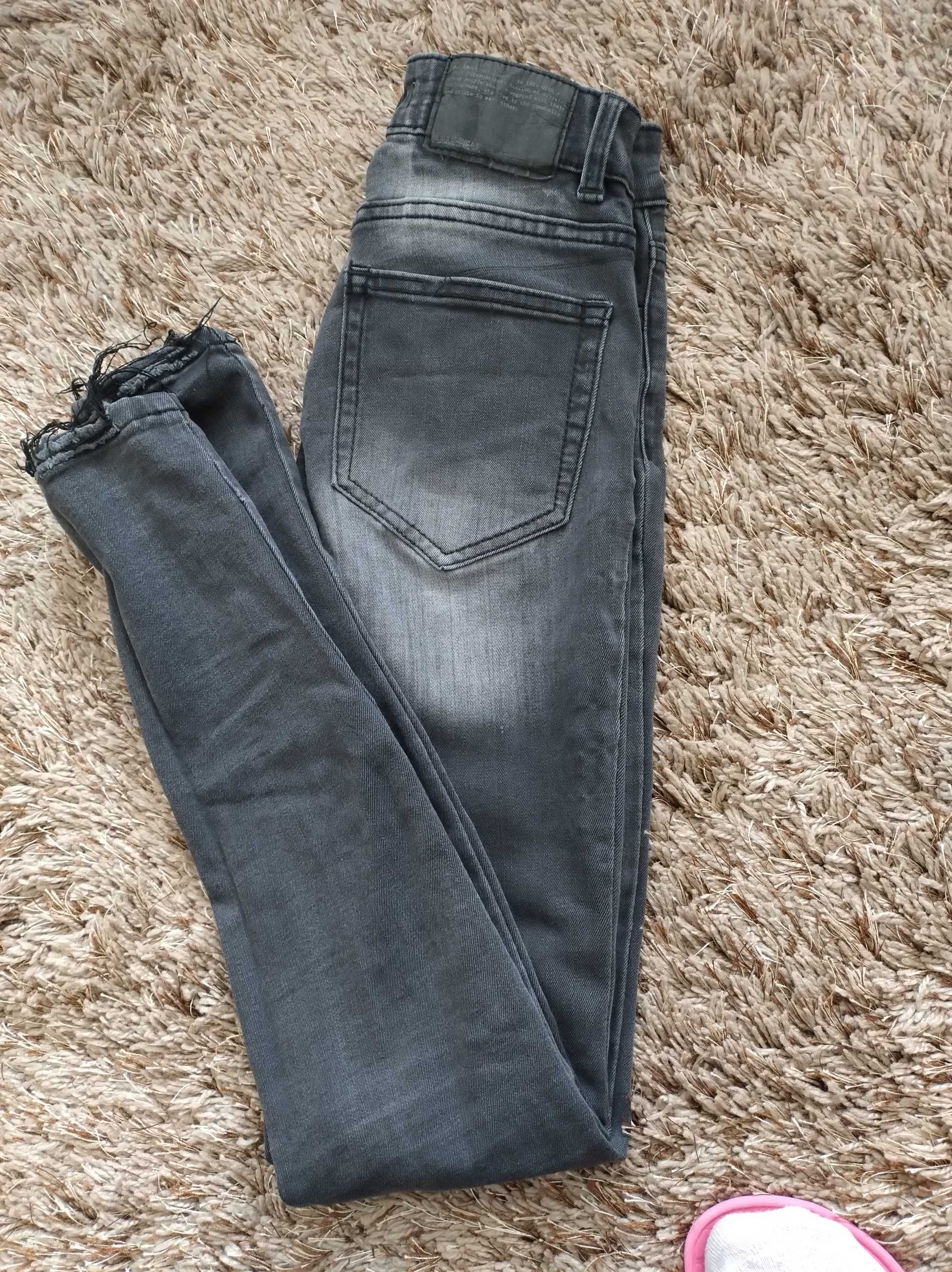 Czarne jeansy z przetarciami