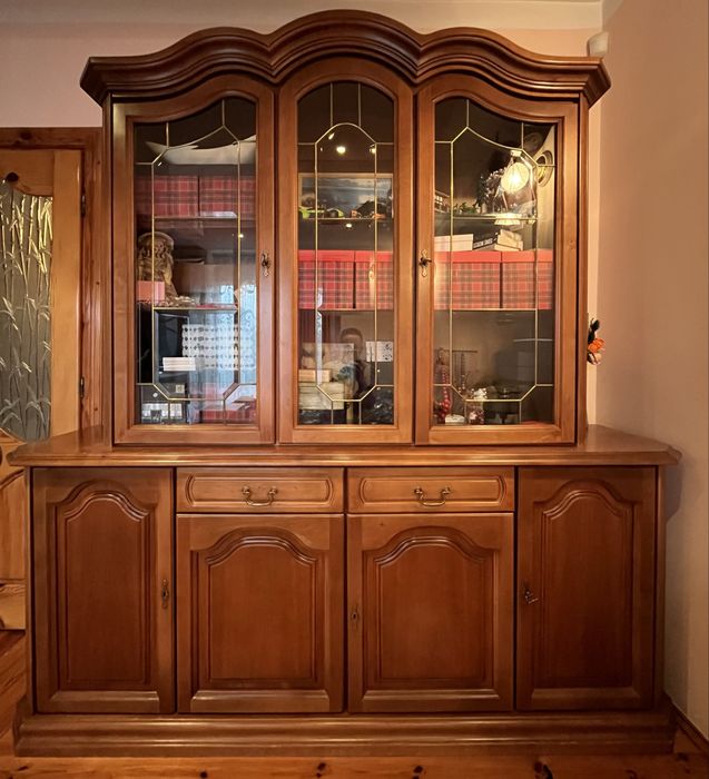 Klasyczny zestaw mebli, pięknie wykonane, trwałe, drewniane