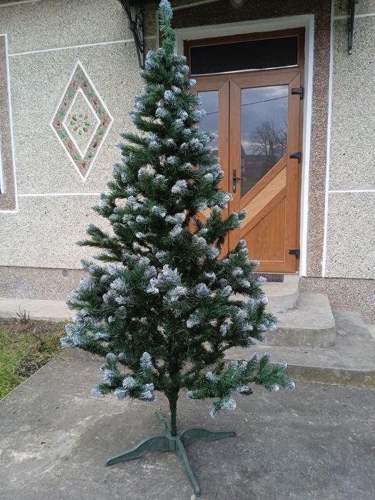 Продам ялинку,висота 210 см , була в користуванні 2 рази