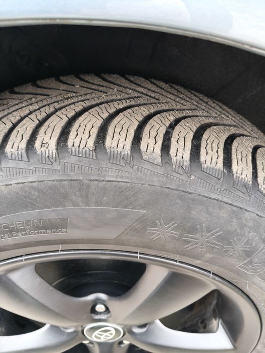 Продам диски Toyota R16 з гумою Michelin 215 65 зима