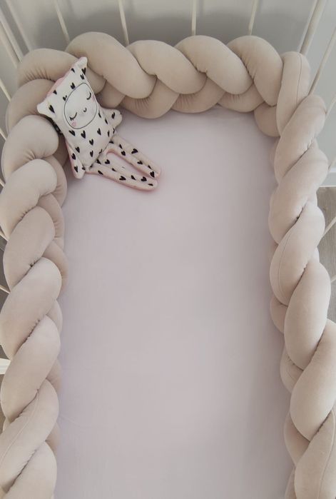 320 cm warkocz ochraniacz do łóżeczka welur jasny ciepły beż