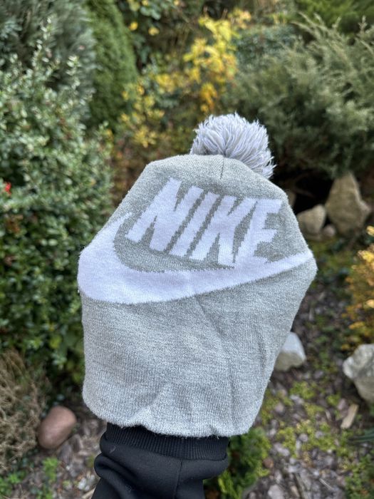 Nike szara czapka zimowa z pomponem beanie