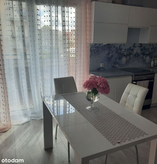 Mieszkanie: 2 pokoje,komórka w hali garażowej, winda,  2 duże balkony.