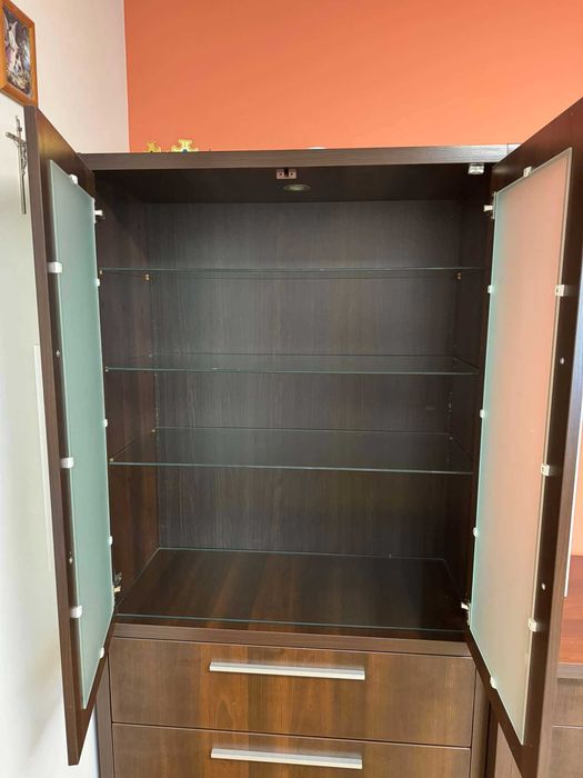 Witryna w kolorze Orzech 9450 w pełni wyposażona w akcesoria BLUM