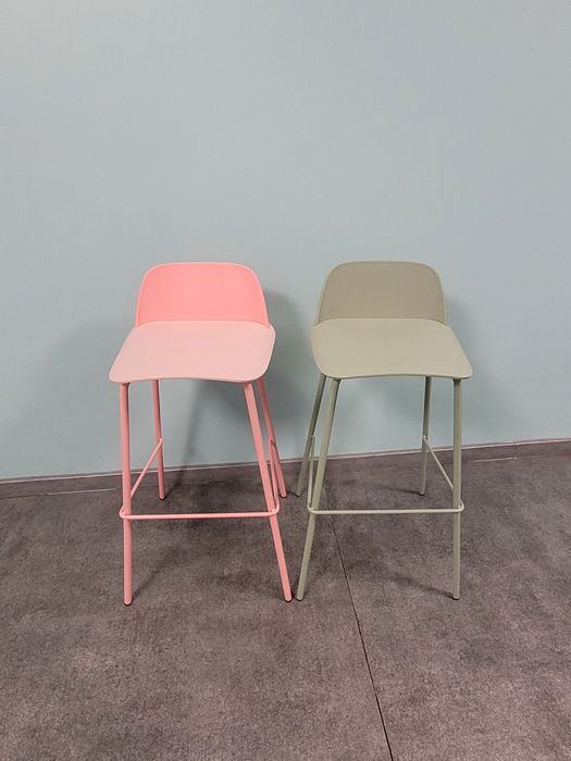 Nowoczesne hokery Beliani – pastelowy komplet