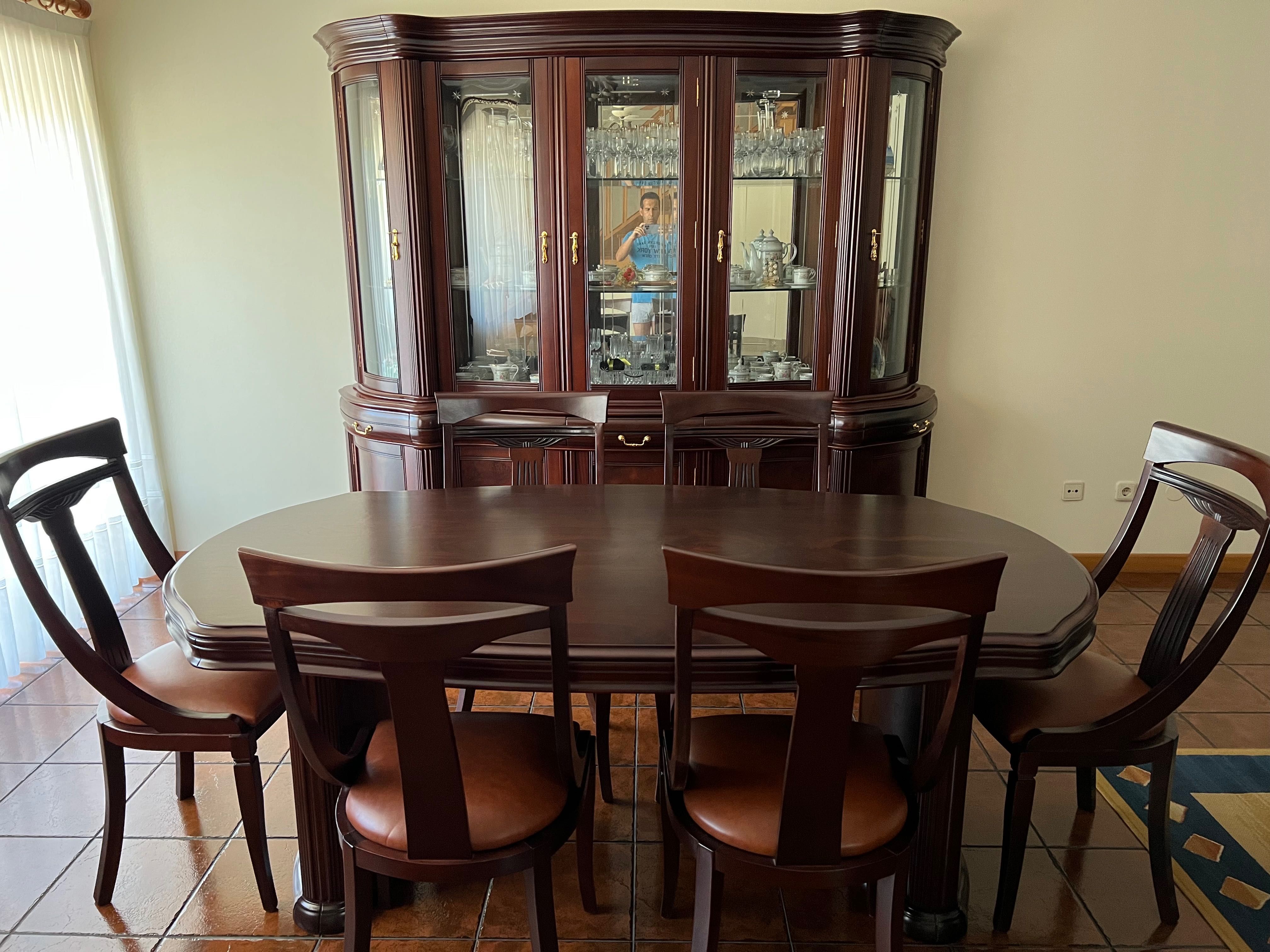 Mobília de Sala Como Nova Mesa + 6
Cadeiras + Móvel  em Madeira
Maciça