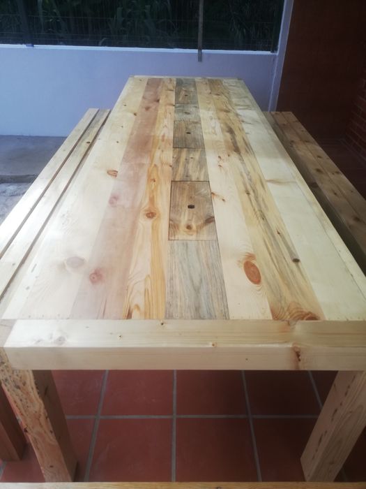 Conjunto de mesa e 4 bancos.