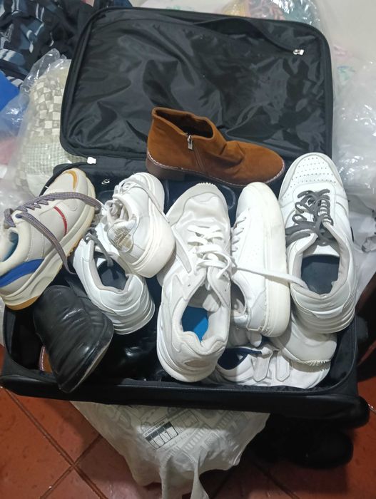 São calçados com vários marcas mulher e homem e criança