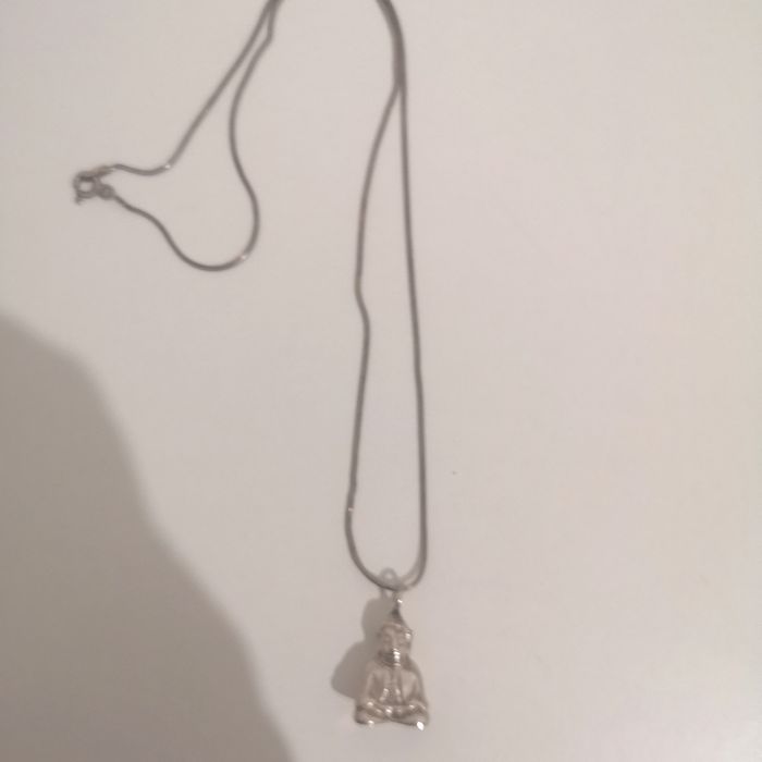 Colar prateado e mala ou colar de contas