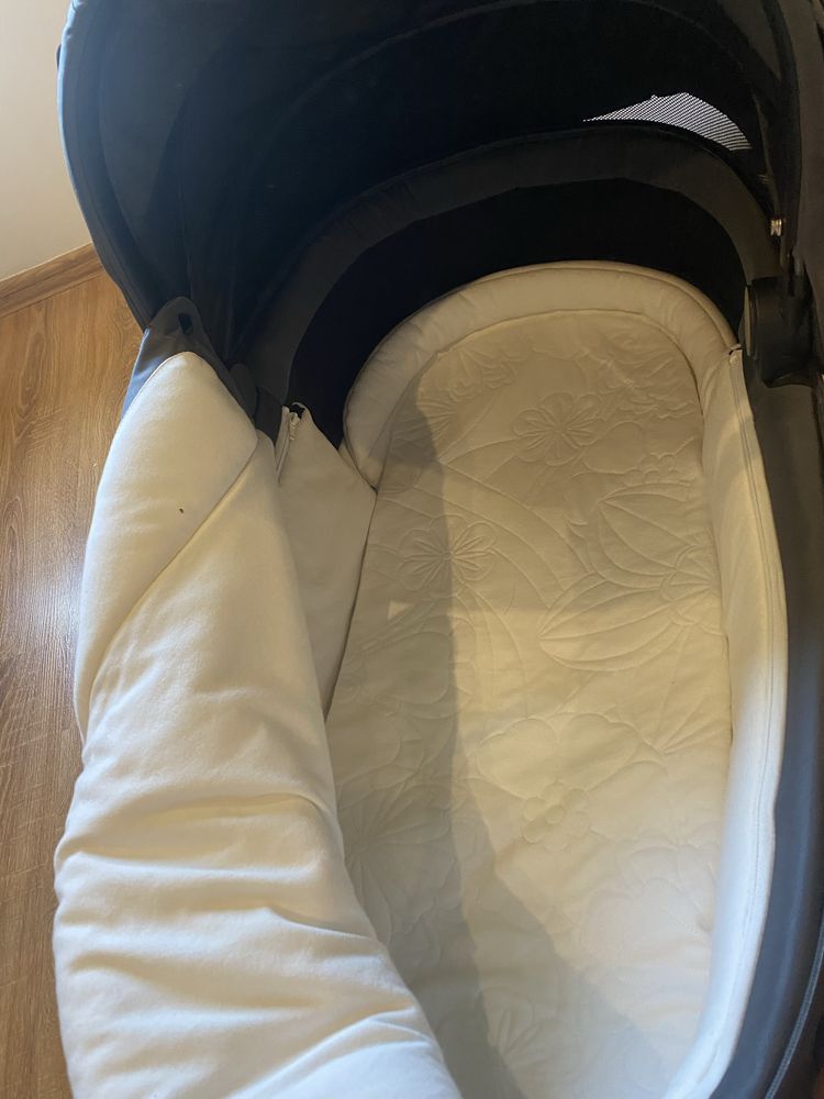Witam, sprzedam gondole Cybex Priam Lux CC simply flowers grey