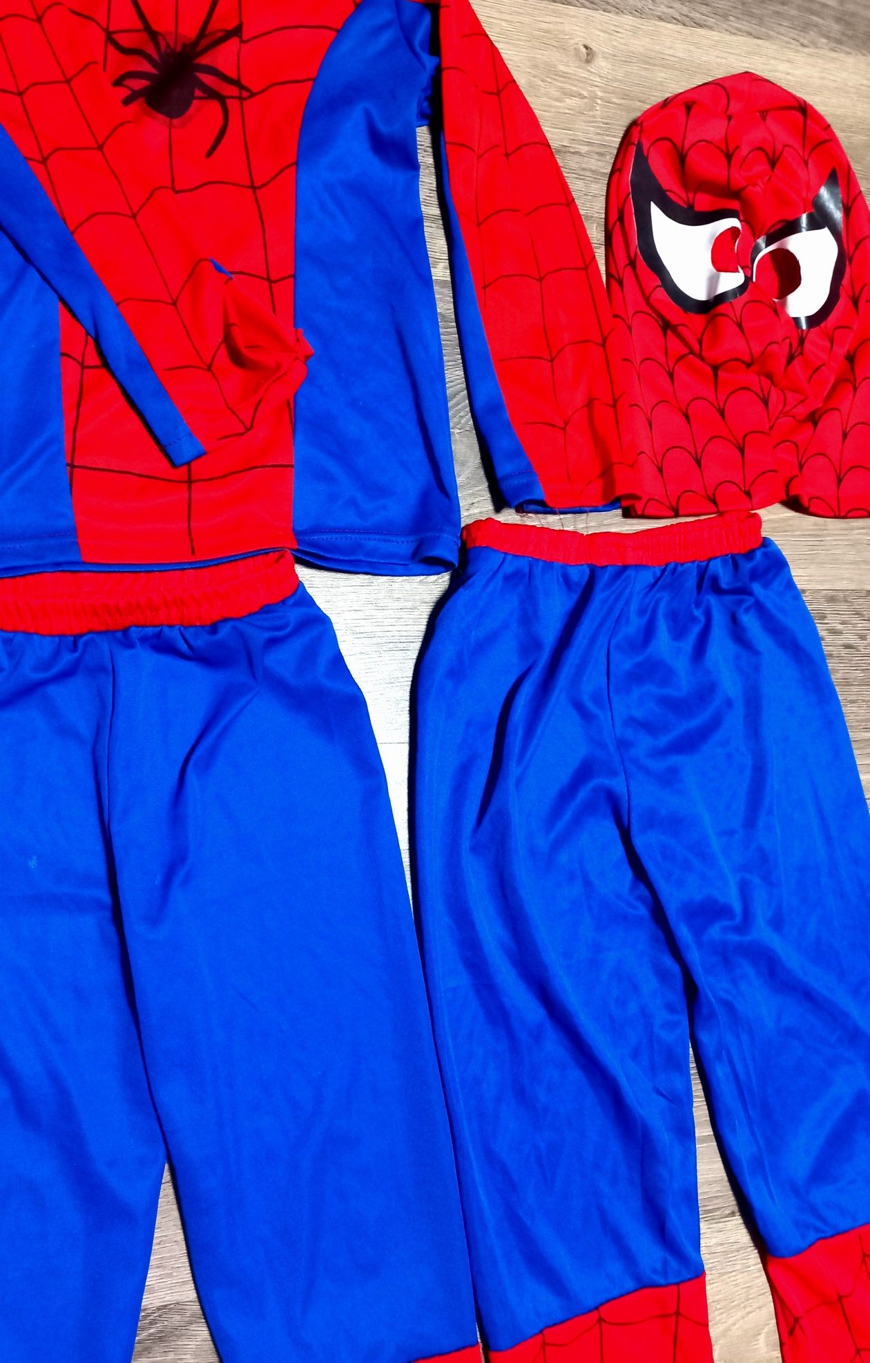 Продам детский костюмчик,человек паук (спайдермен).На ребёнка 5-6 лет.