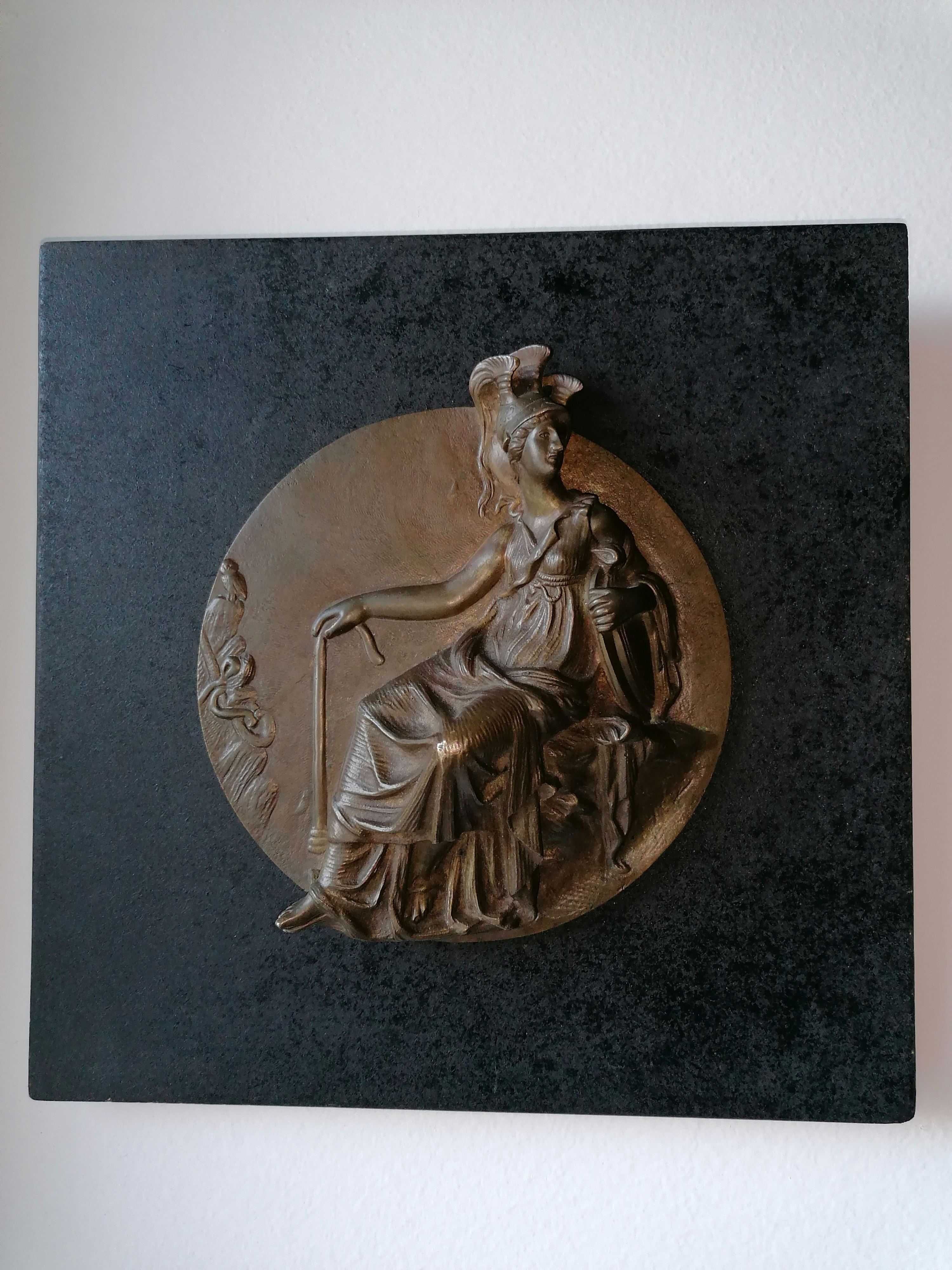 Placa com medalhão em bronze com motivo da Deusa Minerva