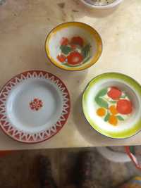 Vários pratos de esmalte antigos