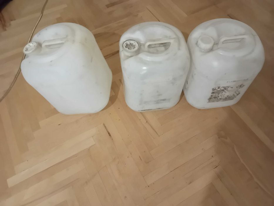 Три каністри  по 20 літрів