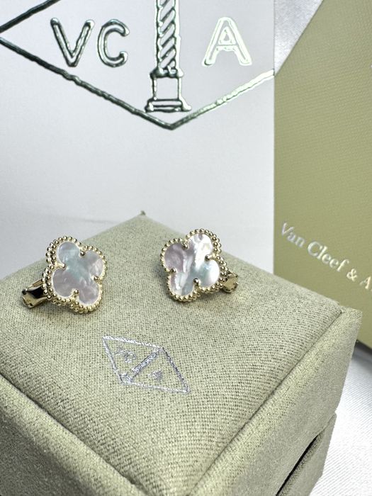 Золоті сережки з перламутром у стилі Van Cleef