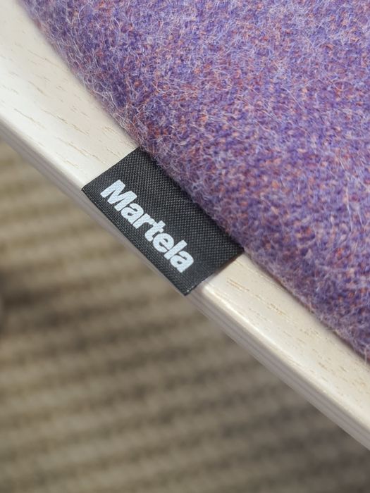 Krzesła Martela Sola białe z fioletową tapicerką design Antti Kotila