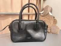 Elegancka torebka Miu Miu w czerni - must-have sezonu