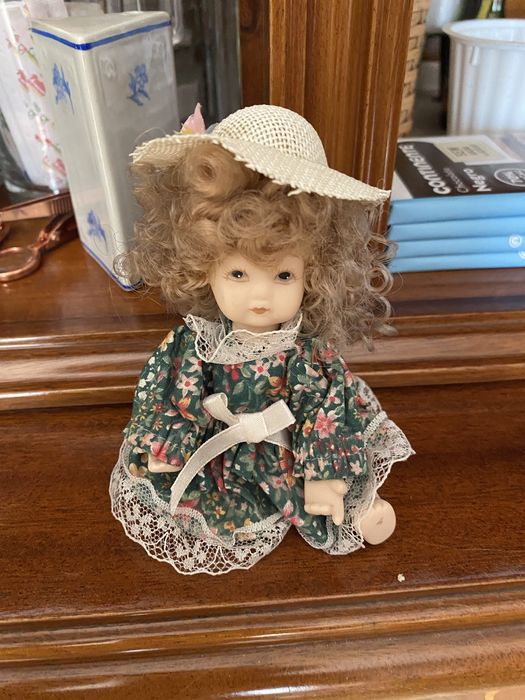 Boneca em loiça pequenina