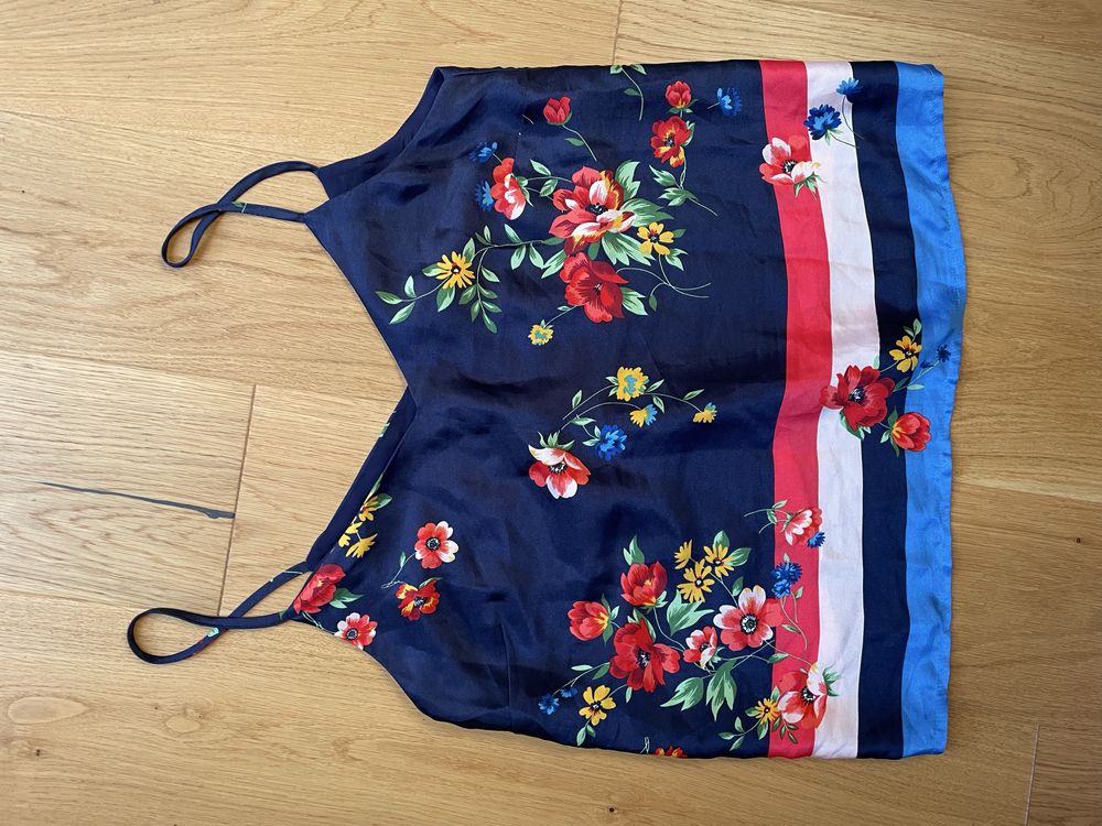 Piekny satynowy top Stradivarius