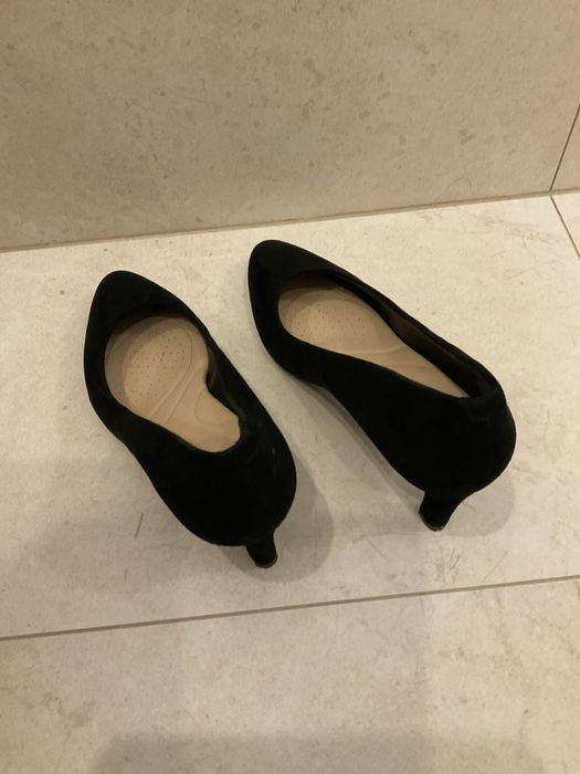 Buty, szpilki CLARKS - r 36, czarne, zamsz, stan BDB, OKAZJA