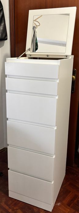 Cômoda Ikea com espelho