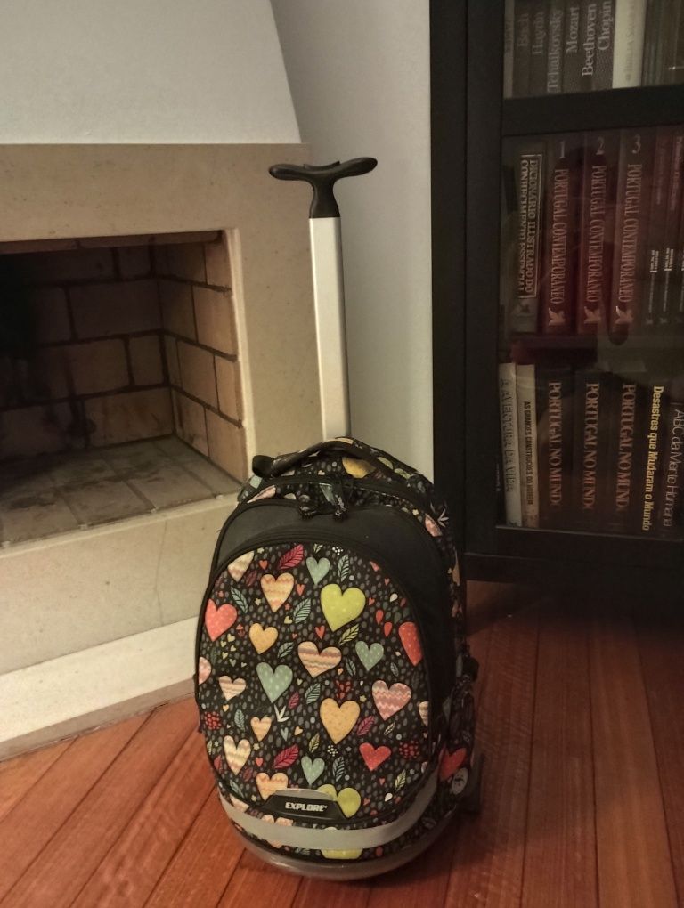 Mochila com corações e com trólei