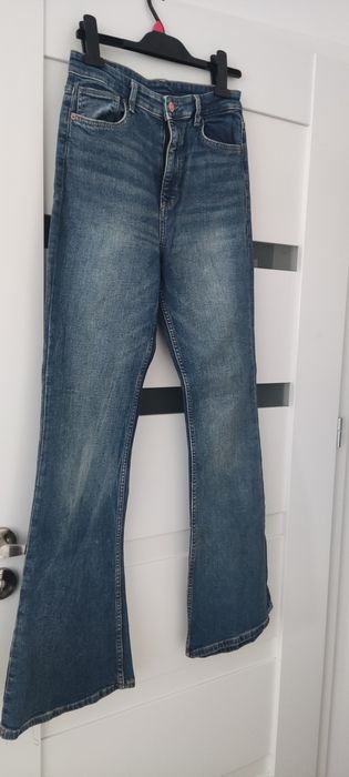 Jeansowe spodnie dzwony Bershka