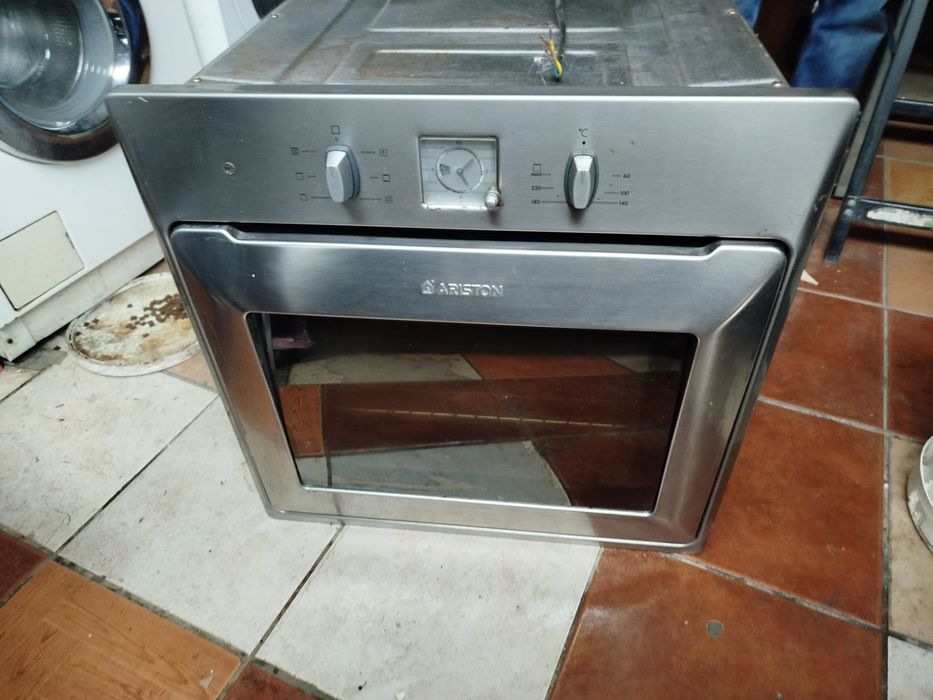 Forno elétrico embutido Ariston