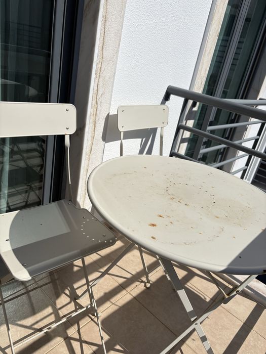 Mesa de metal. Com 2 cadeiras de exterior