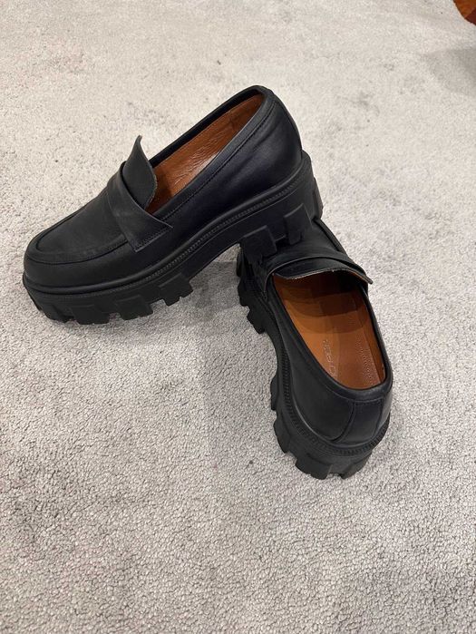 Чорні шкіряні лофери 40 розмір