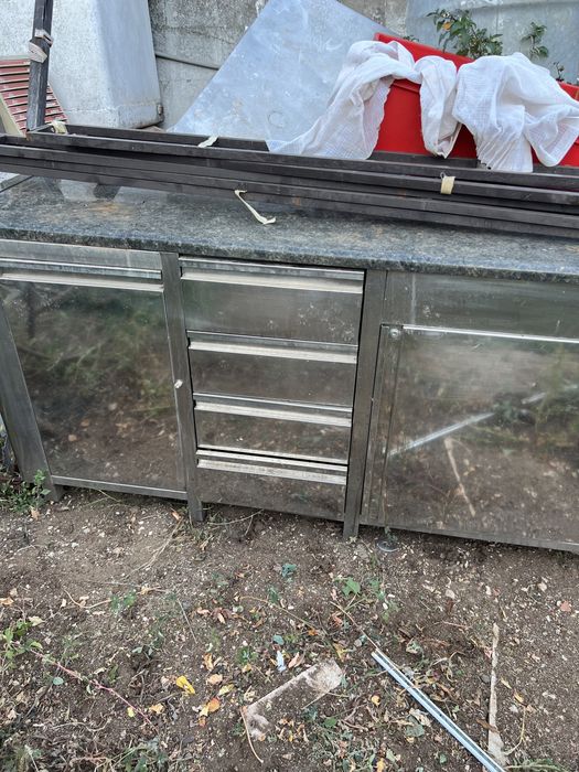 Mesa de inox com cavetas