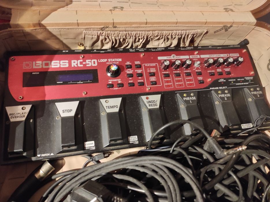 Vários pedais para guitarra e baixo