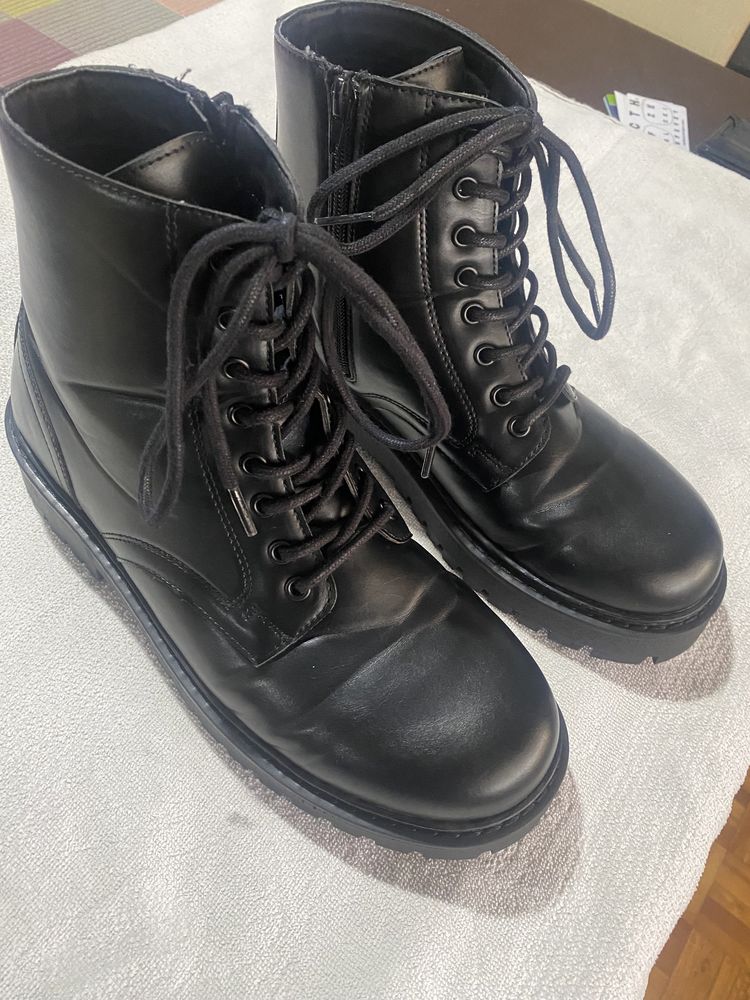 Botas tipo militar em pele