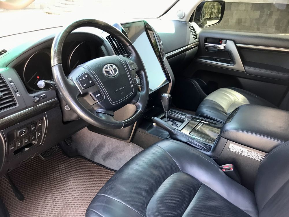 Продам Toyota Land Cruiser 200 2015 года 4.5 Дизель