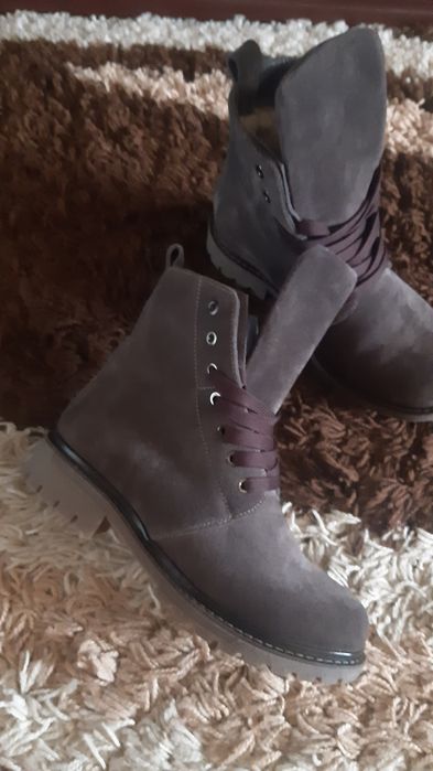 Новые замшевые зимние ботинки.