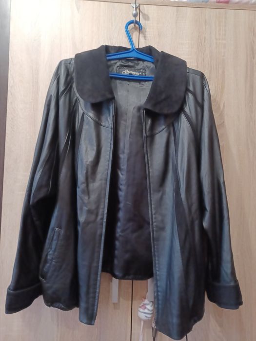 Шкіряна куртка жіноча,розміо 52-54 .