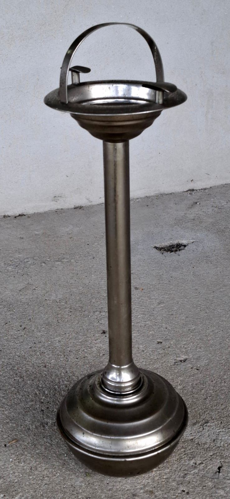 Cinzeiro com base de pé