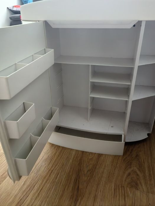 Szafka lazienkowa z lustrem i półkami