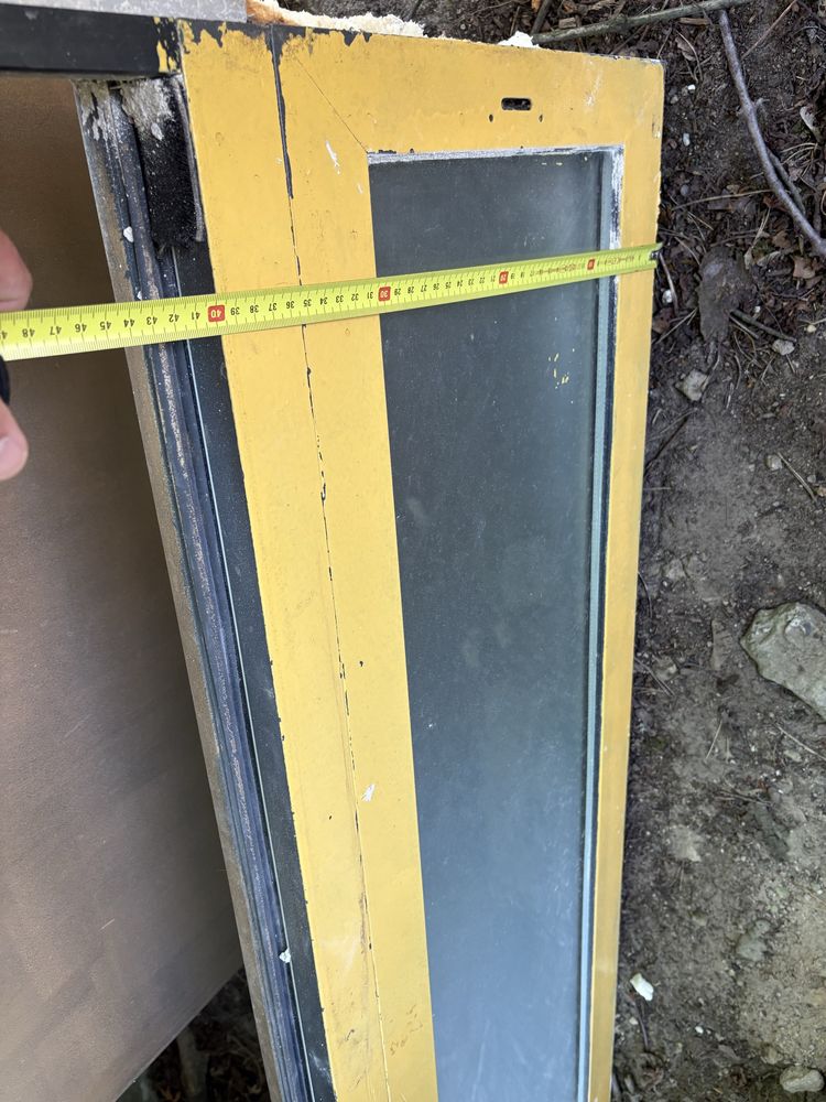 Drzwi aluminiowe z futryną termo i z naświetlem bocznym.