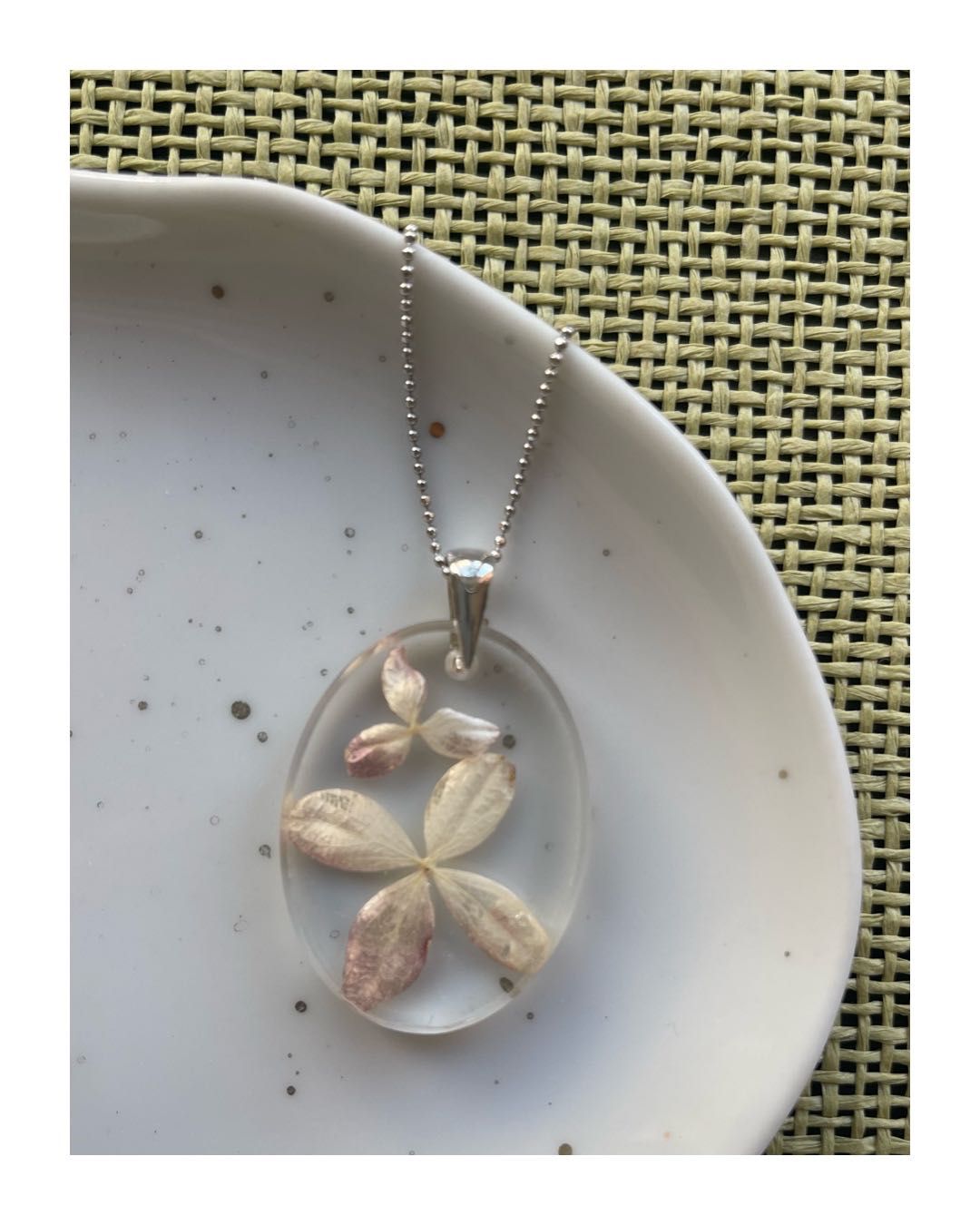 Zawieszka „pétales d’hortensia” biżuteria żywica srebro handmade