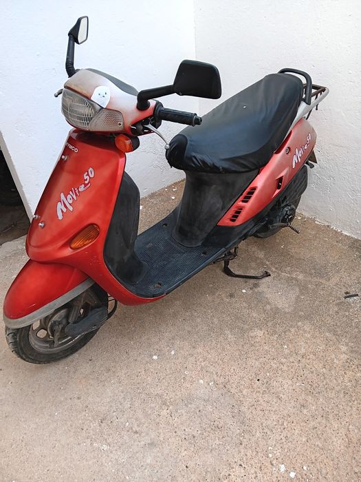 Esta é uma pequena scooter e o preço é de 300 euros.